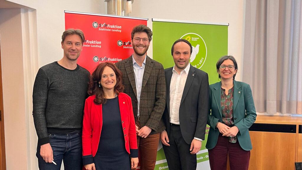 Peter Schorn (PERFAS), Brigitte Foppa (Grüne/Verdi), Zeno Oberkofler (Grüne/Verdi), Philipp Achammer (SVP) und Madeleine Rohrer (Grüne/Verdi) bei der gemeinsamen Pressekonferenz zu den regionalen Rentenzuschüssen